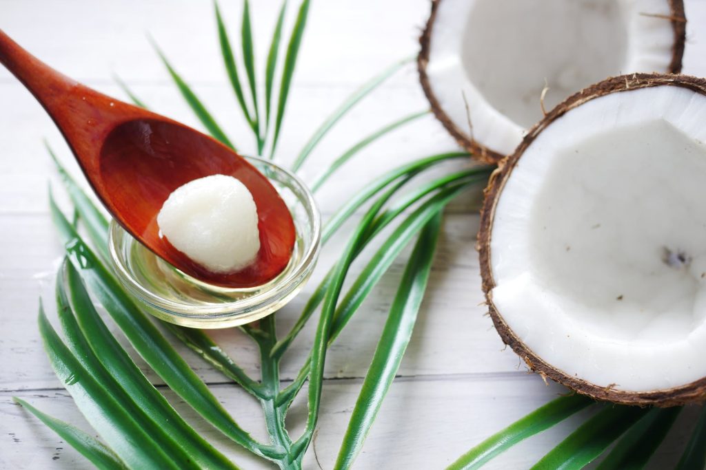 aceite de coco, beneficios del aceite de coco, usos del aceite de coco, cuidado de la piel con aceite de coco, aceite de coco para el cabello, cocina saludable con aceite de coco, aceite de coco como enjuague bucal, pérdida de peso con aceite de coco, propiedades del aceite de coco, remedios naturales con aceite de coco